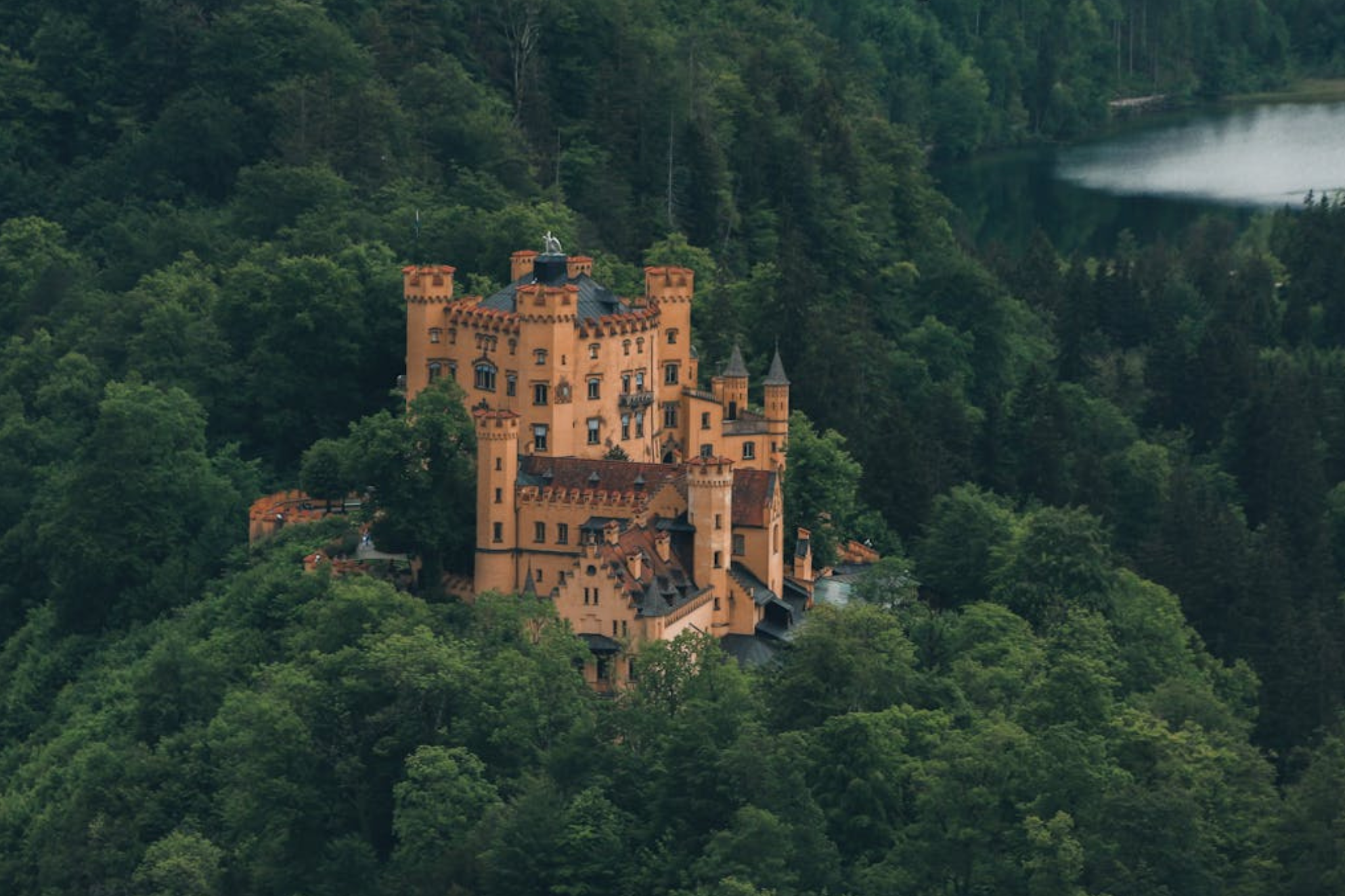 Il castello di Hohenschwangau, un viaggio tra storia, leggende e magiche bellezze